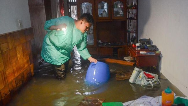 Ketika banjir mulai surut di beberapa tempat, kini saatnya membersihkan rumah agar bebas penyakit dan lumpur.