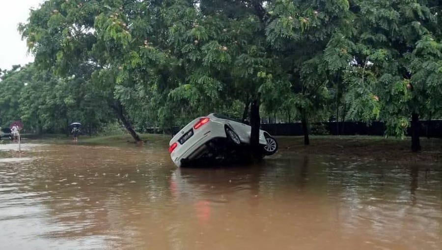 BMW Putih Hanyut karena Banjir, Netizen: BMW, Bisa Mengapung Wow Komentar lucu netizen tentang mobil BMW putih yang hanyut karena banjir yang melanda Jabodetabek.