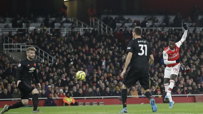Arsenal berhasil mengungguli Manchester United 2-0 di babak pertama pada pekan ke-21 Liga Inggris di Stadion Emirates.