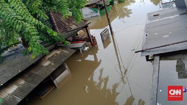 Banjir di Perumahan Kemang Ifi, Jati Asih, Kota Bekasi, diklaim tertinggi sejak 2012. Ketinggian air mencapai tiga meter.
