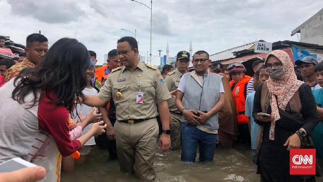 Gubernur DKI Anies Baswedan mengunjungi Kampung Makassar, Jaktim, untuk melakukan kerja bakti bersama warga terdampak banjir.