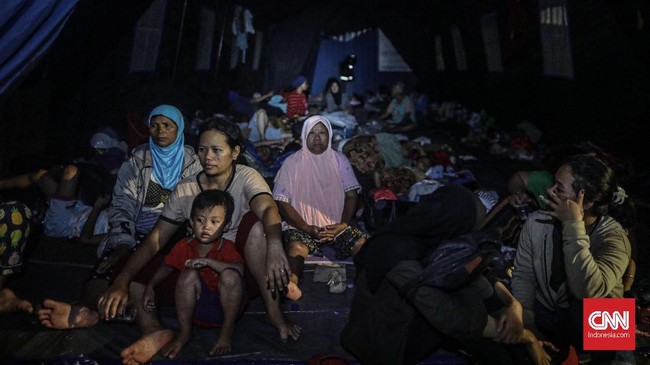 BMKG peringatkan puncak La Nina terjadi akhir Desember 2020. Satgas Covid-19 meminta pemerintah disiplin terapkan protokol kesehatan dalam penanganan bencana.