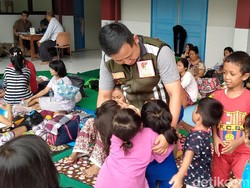 Anak-anak Korban Banjir di Pengungsian Kebon Manggis Jalani Psikoterapi