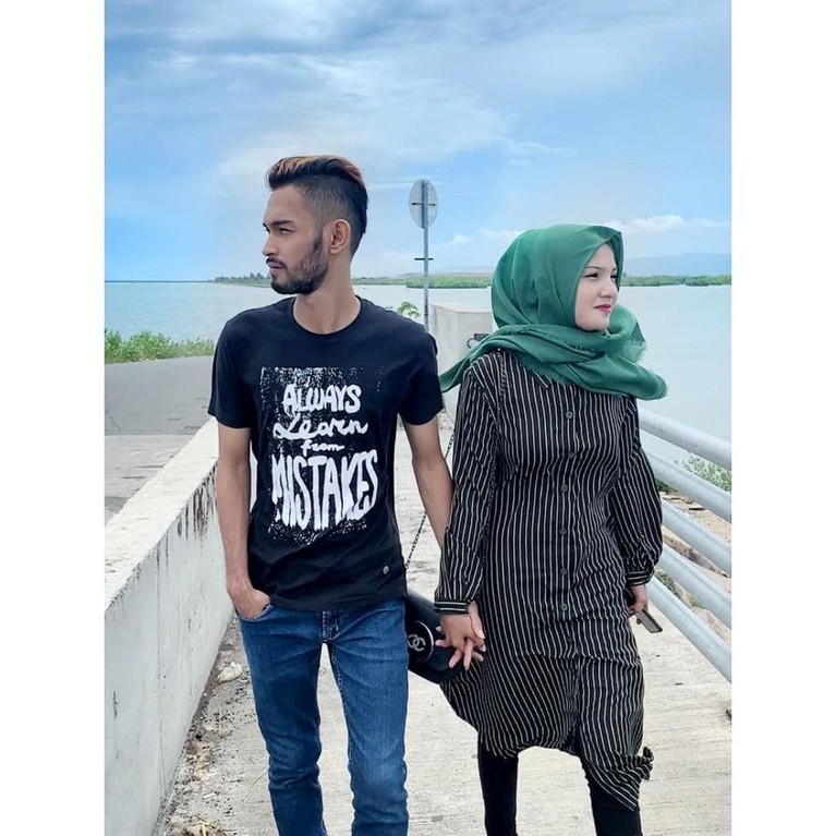 Anak angkat Cristiano Ronaldo, Martunis telah bertunangan dengan seorang wanita bernama Sri Wahyuni. Berikut ini fakta calon menantu Ronaldo tersebut.