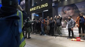 VIDEO: Demo Pertama di 2020, Massa-Polisi Hong Kong Bentrok
