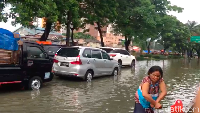 Korban Banjir Kucek Baju Pakai Air Kotor, Ini Risiko yang Mengintai