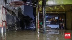 Kawasan Cengkareng Masih Banjir, Warga Memilih Tetap di Rumah