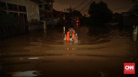 Terjebak Banjir 2 Meter, Warga Cipondoh Belum Dievakuasi