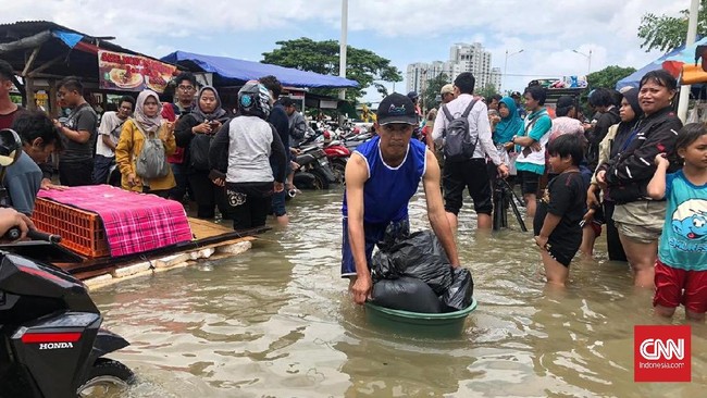 Kementerian Agama mengaku masih memikirkan anggaran yang bisa dialokasikan untuk memberi bantuan kepada guru madrasah yang terkena banjir.