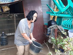 Cerita Korban Banjir Bekasi: Bertahan di Pagar 12 Jam, Makan Kerupuk Hanyut