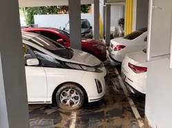 Banjir Rendam 6 Mobil di Garasi Parto