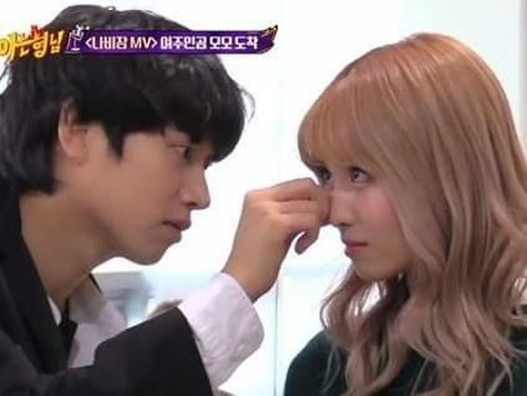 Seperti momen manis ketika Heechul mencoba mengambilkan bulu mata Momo yang jatuh ke pipinya. Manis banget kan.