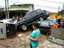 Arus Banjir Seret Banyak Mobil, Ini Hitung-hitungan Matematisnya