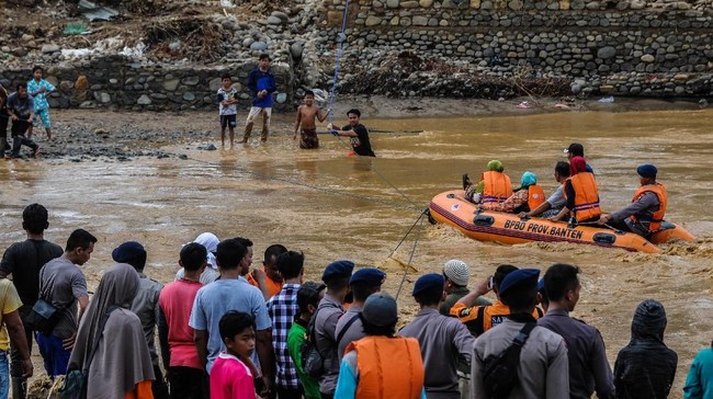 Tim gabungan masih mencari tiga korban hilang saat banjir bandang di Kabupaten Labuhanbatu Utara (Labura) Provinsi Sumatera Utara.