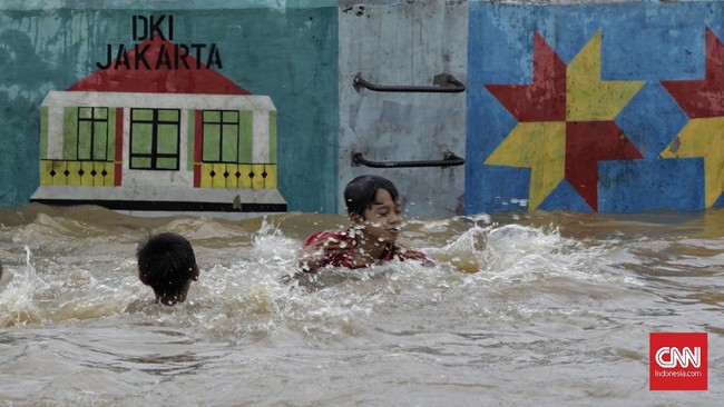 Di tengah peninjauan pengungsian warga korban banjir di GOR Cengkareng, Gubernur DKI menyinggung soal anak-anak yang menemukan 'arena bermain' genangan air.