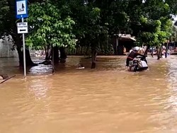 Penampakan Banjir Merendam Puri Indah Raya