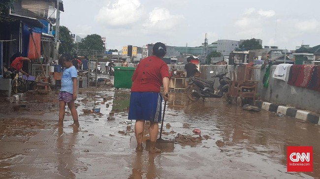 Air Sungai Ciliwung melimpah ke permukiman di kawasan Inspeksi Bukit Duri, Jakarta Selatan, Rabu (1/2) meski daerah itu sudah melakukan normalisasi sungai.