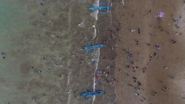Foto udara jasa angkutan perahu wisata bersandar di Pesisir Pantai Pangandaran, Jawa Barat, Rabu (1/1/2020). Gubernur Jawa BaratÊRidwan Kamil meminta pemerintah kabupatenÊPangandaranÊagar menertibkan perahuÊyang beroperasi di destinasi wisata Pantai Pangandaran karena mengganggu wisatawan yang berenang di pantai, mulai tahun 2020. ANTARA FOTO/Adeng Bustomi/aww.