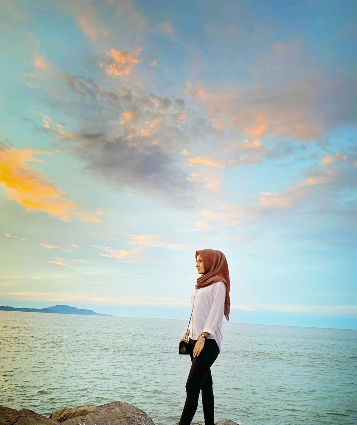 Anak angkat Cristiano Ronaldo&comma; Martunis telah bertunangan dengan seorang wanita bernama Sri Wahyuni&period; Berikut ini fakta calon menantu Ronaldo tersebut&period;