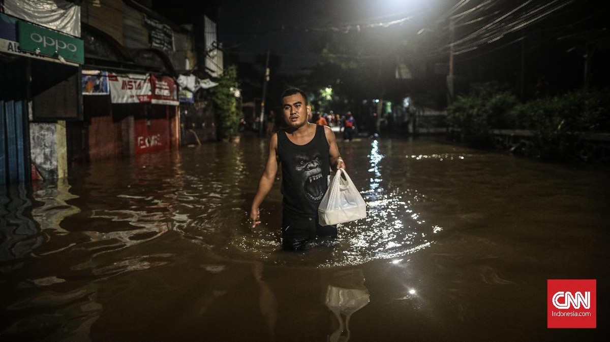 FOTO: Malam Sunyi Pengungsi Menanti Banjir Pergi