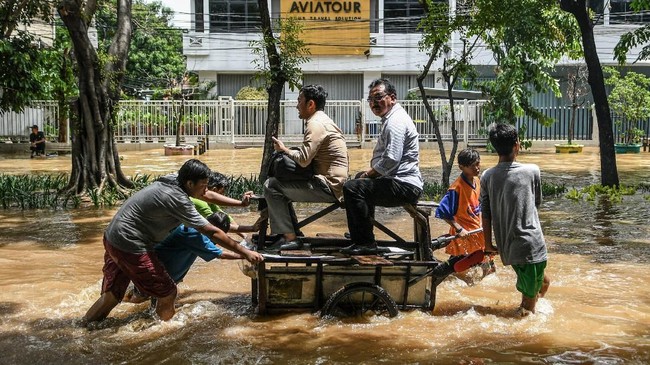 Dari lima perwakilan penggugat, hanya dua yang hadir yakni perwakilan dari Jakarta Pusat dan Jakarta Utara. Sidang ditunda dua pekan mendatang.