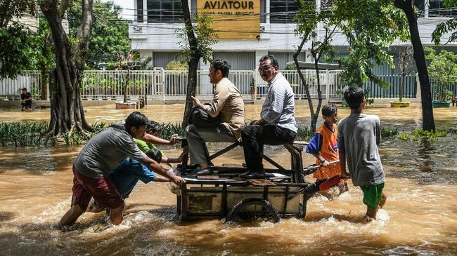 3 Penggugat Anies Tak Datang, Sidang Gugatan Banjir Ditunda Dari lima perwakilan penggugat, hanya dua yang hadir yakni perwakilan dari Jakarta Pusat dan Jakarta Utara. Sidang ditunda dua pekan mendatang.