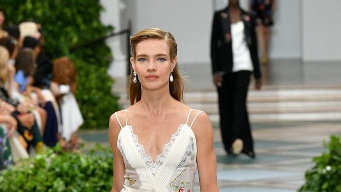 img-title Bukan 'Nepo Baby' Ini Kisah Natalia Vodianova, dari Berjualan Buah Kini Jadi Supermodel Tajir!