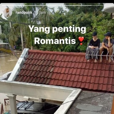 Rumah Kebanjiran, Randy Pangalila & Istri Bule Naik ke Genteng Rumah
