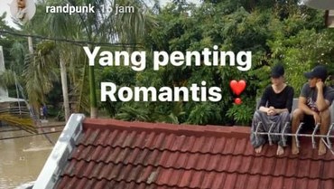 img-title Rumah Kebanjiran, Randy Pangalila & Istri Bule Naik ke Genteng Rumah