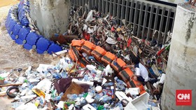 DLH DKI Sanksi Petugas Kebersihan Buang Sampah di Pintu Air Manggarai