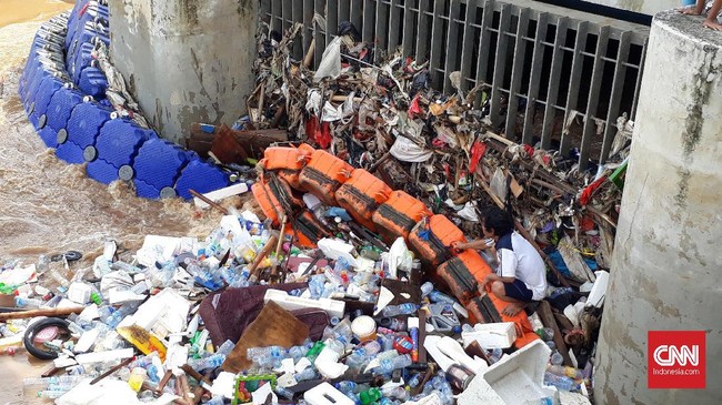 Dinas Lingkungan Hidup (DLH) DKI Jakarta memberikan sanksi denda kepada petugas kebersihan pembuang sampah ke aliran Pintu Air Manggarai, Jakarta Selatan.