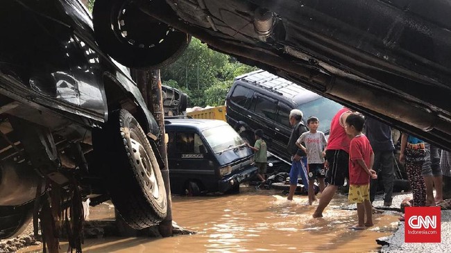 Pada umumnya cuma ada dua pilihan buat mobil yang terendam banjir Jakarta, yakni direparasi atau dijual. Masing-masing ada konsekuensinya.