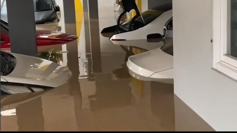 5 Penampakan Mobil-mobil Parto yang Terendam Banjir di Garasi Awal Tahun Baru 2020, Jabodetabek dilanda banjir. Seperti dilansir dari Haibunda, kediaman Parto juga terendam banjir. Mobil miliknya ikut terendam banjir.