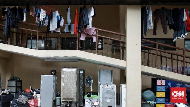Berikut cara memberikan pertolongan pertama terhadap perabotan rumah tangga elektronik yang terendam air.