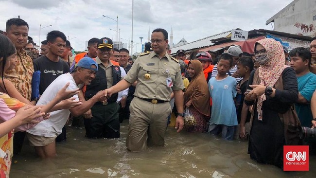 Proyek 942 yang dimaksud yakni membangun dan merehabilitasi 9 polder, 4 waduk, dan 2 sungai guna menangkal banjir di ibu kota.