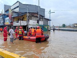 Polemik Normalisasi Ciliwung Mandek, Viral Bos KAI Naik Getek Berkursi