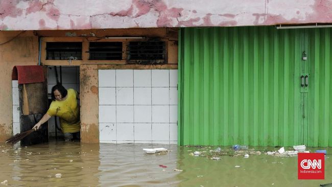Petugas pemadam kebakaran mengevakuasi warga saat banjir di Kampung Pulo, Jakarta, Kamis (2/1/2020). Berdasarkan data Badan Nasional Penanggulangan Bencana (BNPB) per 2 Januari 2020, terdapat 63 titik banjir di wilayah DKI Jakarta dan secara keseluruhan terdapat 169 titik banjir untuk Jabodetabek dan Banten. Warga saat banjir di Jalan Jatinegara Barat Jakarta, Kamis (2/1/2020). Berdasarkan data Badan Nasional Penanggulangan Bencana (BNPB) per 2 Januari 2020, terdapat 63 titik banjir di wilayah DKI Jakarta dan secara keseluruhan terdapat 169 titik banjir untuk Jabodetabek dan Banten. CNN Indonesia/ Adhi Wicaksono