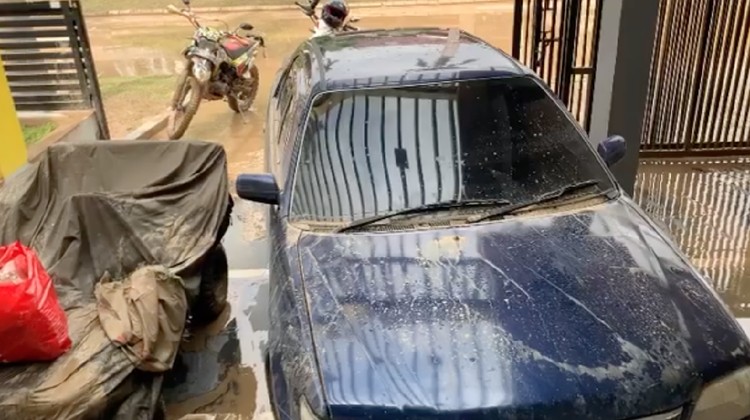 Lebih dari lima mobil milik Parto Patrio yang terparkir di garasi rumah ikut terendam banjir. Tak hanya itu, banjir juga masuk hingga ke dalam ruang keluarga.