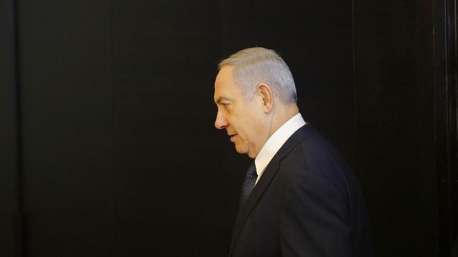 Perdana Menteri Benjamin Netanyahu membatalkan keputusan memecat Menhan Yoav Gallant setelah sejumlah pihak panik karena Israel diserang roket dari tiga negara.