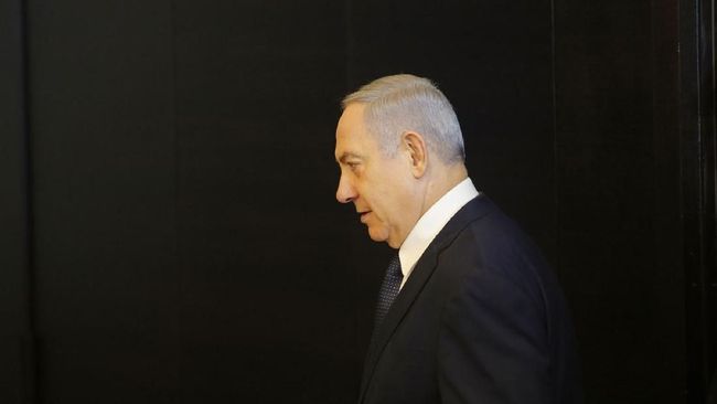 Ribuan Pengunjuk Rasa Demo di Depan Rumah Benjamin Netanyahu Ribuan pengunjuk rasa mendatangi rumah PM Israel Benjamin Netanyahu yang dituntut mundur karena kasus korupsi dan lambannya penanganan Covid-19.