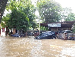 Video: Cerita Mencekam Warga Ciledug Bertahan dari Terjangan Banjir