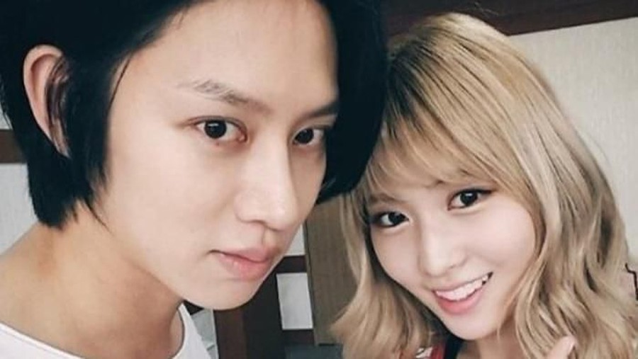 Sementara para penggemar bertengkar di media sosial, Heechul dan Momo TWICE terlihat senyum semringah.