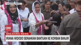 VIDEO: Iriana Jokowi Berikan Bantuan Korban Banjir