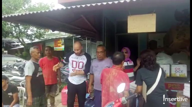 Ratu Meta hingga Melaney Ricardo Jadi Relawan Korban Banjir Beberapa artis seperti Ratu Meta, Ovy Sovianty, Melaney Ricardo, Roy Ricardo, dan Tyson James Lynch menjadi relawan korban banijr.