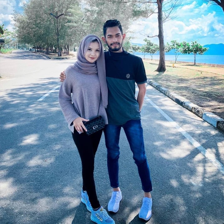 <p>Meski terlihat serasi, namun ada saja komentar negatif netizen yang harus mereka hadapi. Sriwahyuni pun menanggapinya dengan kalimat yang santun. "<em>Terkadang kita terlalu sibuk membenci keburukan orang lain tanpa sadar bahwa keburukan yang sama ada pada diri kita sendiri,</em>" tulis perempuan yang akrab disapa Yunie ini. (Foto: Instagram @yunie_s99)</p>