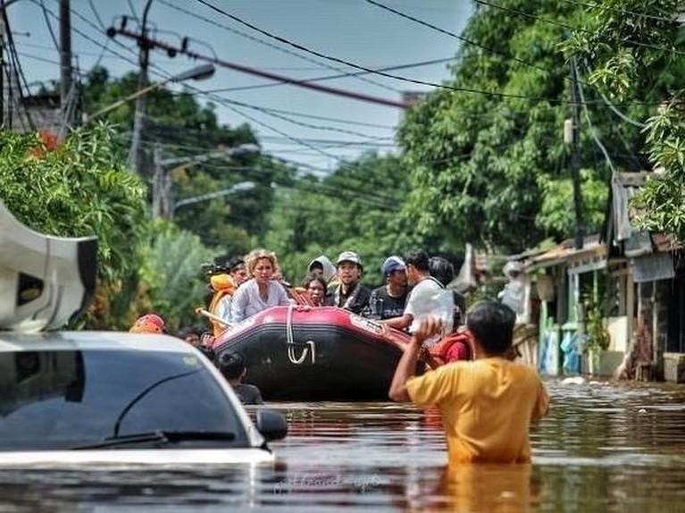 Nikita Mirzani terjun langsung ke lokasi banjir Jakarta untuk membantu warga yang menjadi korban.