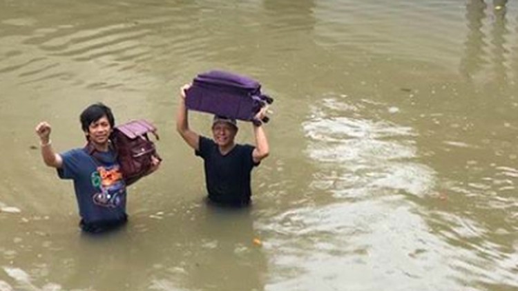 Rumah Rian D'Masiv kebanjiran dan anak-anaknya harus dievakuasi. Tapi, dia tetap turun tangan membantu warga sekitar yang juga korban banjir.