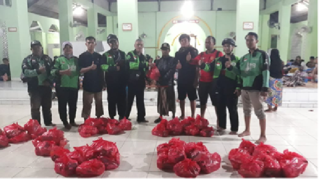 Gojek turun langsung membantu korban banjir Jakarta sejak hari pertama dengan melakukan evakuasi, penyaluran bantuan logistik, dan penggalangan dana.