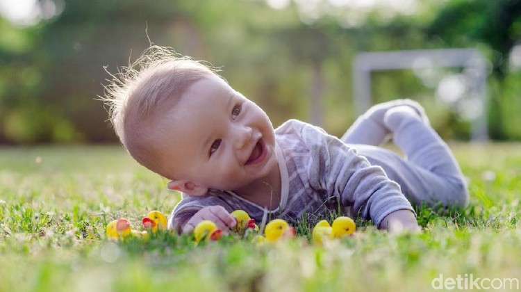 Banyak aktivitas luar ruangan bisa dilakukan orang tua dengan anak usia 18 sampai 24 bulan. Aktivitas ini bisa dilakukan dalam bentuk permainan, Bunda.