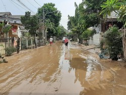 Banjir Surut, Warga Villa Jatirasa Bekasi Bersihkan Rumah dari Lumpur